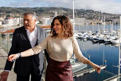 La presidenta de la Comunidad de Madrid, Isabel Díaz Ayuso, junto al alcalde de Sanxenxo, Telmo Martín, en la terraza del Náutico donde participó en un desayuno con empresarios, el 16 de febrero. 

