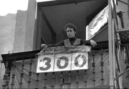 Una joven pone al día el calendario del secuestro de José Antonio Ortega Lara, en la sede de Gesto por la Paz en Bilbao. Era noviembre de 1996.
