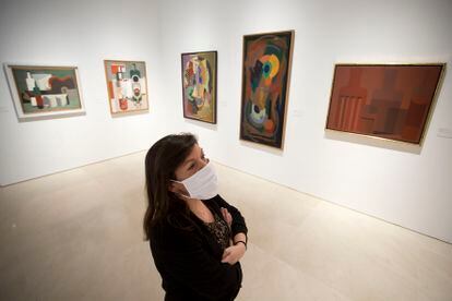 Una visitante en la muestra 'Genealogías del arte', este martes en la reapertura del Museo Picasso Málaga.