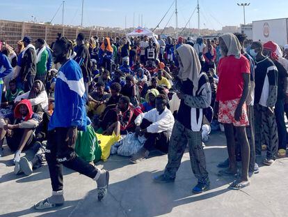 Decenas de migrantes en el puerto de Lampedusa, este miércoles.