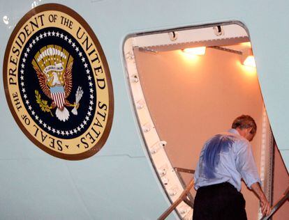 El presidente de EE UU, George W. Bush, embarca en el Air Force One, después de haberse dirigido a la nación desde Nueva Orleans, el 15 de septiembre de 2005. Bush cosechó la popularidad más baja de su mandato  tras la nefasta gestión después del paso del huracán Katrina.