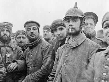 Instantánea de la Tregua de Navidad de 1914, entre los soldados alemanes y británicos en Ploegsteert (Bélgica)