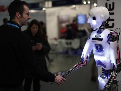 El robot Onglew saluda a un visitante de Global Robot Expo.