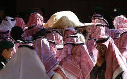 El cuerpo de Abdalá bin Abdelaziz, este viernes durante su funeral, en Riad.
