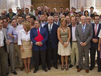 Alcaldes y diputados del PP, con Javier Arenas al frente, ante la puerta del sal&oacute;n de plenos del Parlamento.