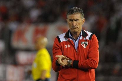 Edgardo Bauza, al frente del Sao Paulo en el estadio Monumental.