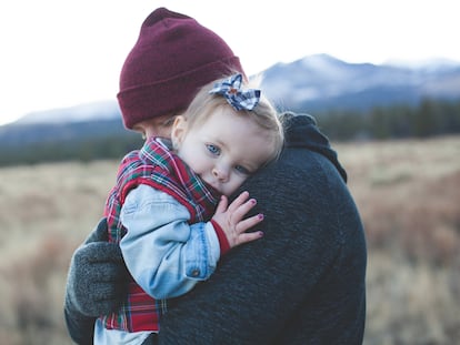 Un padre abraza a su hija.