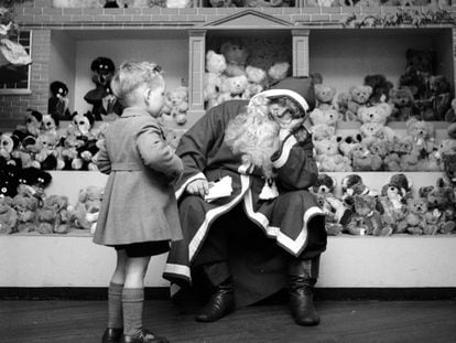 Un hastiado Papa Noel, en el centro comercial Harrods, Londres, en la Navidad de 1953.