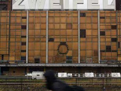 Una intervención del artista Lars Ramberg con la palabra <i>zweifel (duda)</i> en una fachada del Palacio de la República, de Berlín.