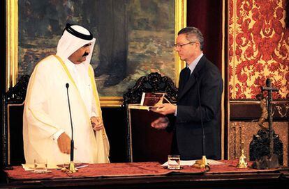 El alcalde de Madrid, Alberto Ruiz-Gallardón, entre la Llave de Oro de la ciudad al emir de Catar.