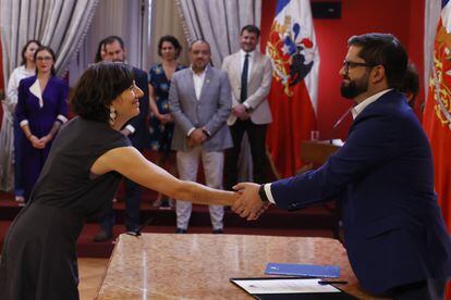 The President of Chile, Gabriel Boric (d), shakes hands with Aisén Etcheverry during his appointment as the new Minister of Science and Technology.
