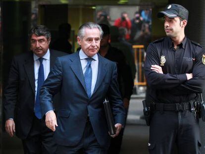 Miguel Blesa, expresident de Caja Madrid, surt de l'Audiència Nacional després de declarar davant del jutge Fernando Andreu pel cas de les targetes opaques.