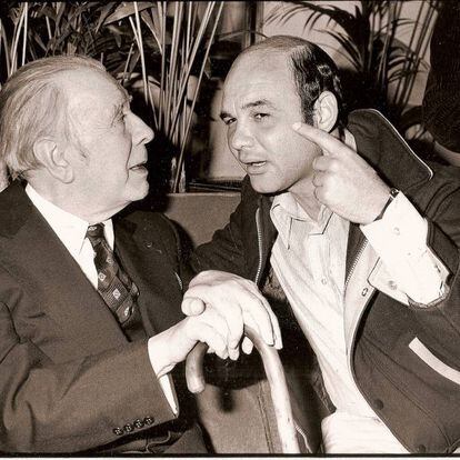 Severo Sarduy (a la derecha) junto a Jorge Luis Borges, en 1982.
