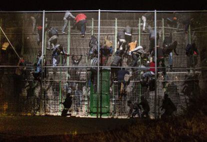 Un grupo de inmigrantes intenta superar la valla de Melilla el 28 de mayo, en el salto más numeroso de 2014.