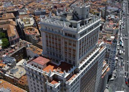 El edificio España, con su fachada principal a la plaza homónima y, de fondo, la Gran Vía.