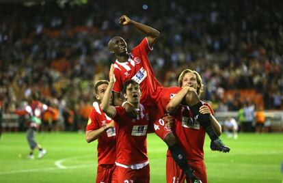 Fernando Navarro, Coke y Rakitic levantan a M'Bia.