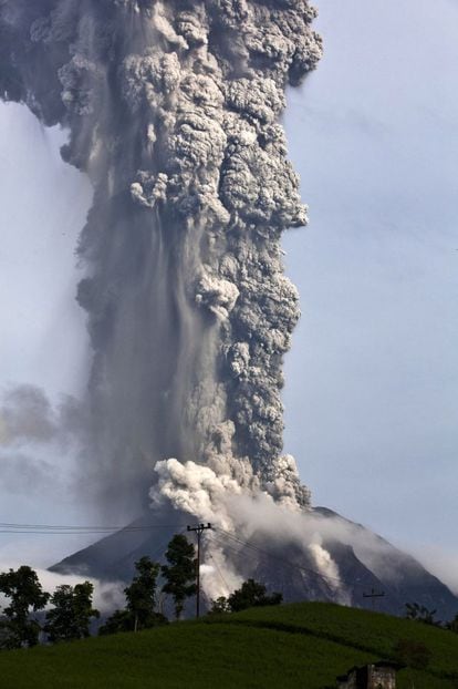 Vista del Monte Sinabung lanzanda material piroclástico visto desde la zona de Tigapancur en el distrito de Karo , 14 de noviembre de 2013.