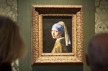 Algunos visitantes contemplan 'La joven de la perla', de Vermeer, en el museo Mauritshuis de La Haya.