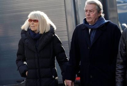 Alain Delon y Mireille Darc en París en 2011.