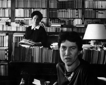 La escritora Natalia Ginzburg y Maria Bellonci, en Roma, en 1963.