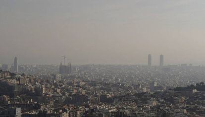 Nube de polución sobre la ciudad de Barcelona.