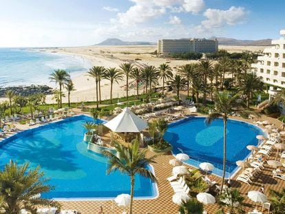 Vista de los dos hoteles de Riu (Oliva Beach y Tres Islas) en Fuerteventura.