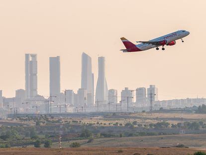 Un avión despegando del aeropuerto de Madrid.