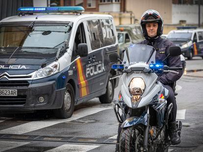 El agente de la Policía Nacional Julio Cruz, el 25 de marzo en Valencia.