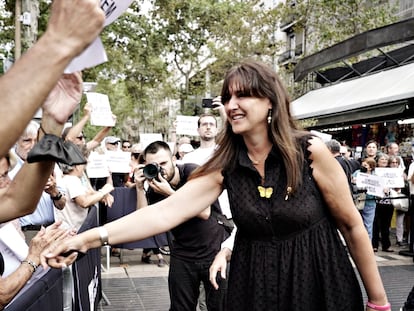 Laura Borràs se acerca a las personas que interrumpieron el minuto de silencio durante el homenaje a las víctimas del 17-A, el miércoles en Barcelona.