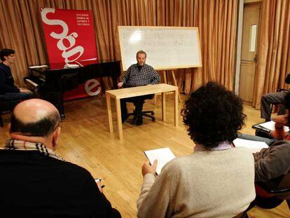 Claudio Gabis, durante una clase de armonía funcional en la sede de la SGAE.