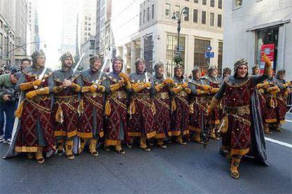 Miembros de la escuadra cristiana de las fiestas de Alcoi desfilaron ayer en Nueva York.