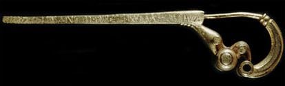 La <i>Fíbula prenestina</i> (siglo VII a. C.) se custodia en el Museo Prehistórico Etnográfico Pigorini de Roma, mide 10,7 centímetros y fue tallada en oro.