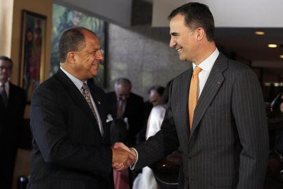 El príncipe de Felipe, a la derecha, y el presidente electo de Costa Rica