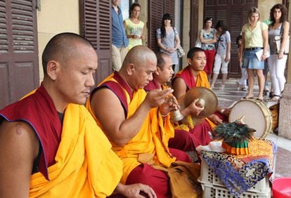 Los monjes tibetanos del monasterio de Gaden Shartse, celebrando un rito de purificación en San Sebastián.