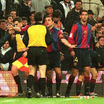 El barcelonista Sergi se encara con el árbitro Losantos Omar tras la anulación del gol de Rivaldo en el reciente Real Madrid-Barcelona.