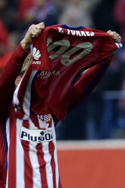 Torres, con la camiseta de los 100 goles.