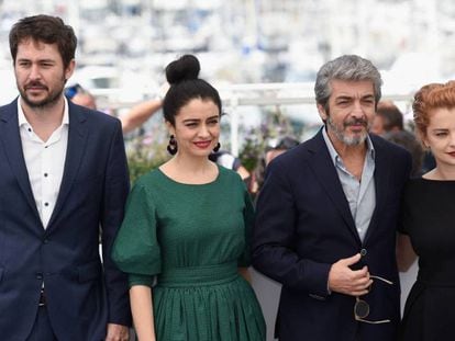 El director Santiago Mitre y los actores argentinos Érica Rivas, Ricardo Darín y Dolores Fonzi, en la presentación de 'La cordillera', hoy en Cannes.