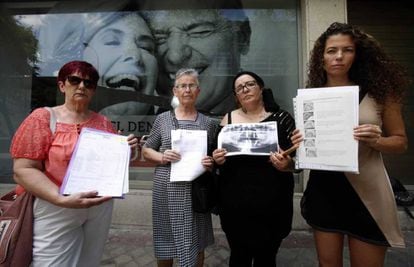 Varias afectadas por el fraude de las clínicas dentales, ayer en Madrid.