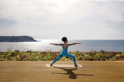 El hotel de lujo Six Senses Ibiza, el nuevo centro de bienestar del Mediterráneo, presenta su temporada de retiros de primavera dirigidos por expertos internacionales para brindar alegría e inspirar en un cambio de modelo de vida. De lúdicos a profundos, el programa incluye retiros de tres, cinco y siete días especialmente seleccionados para desconectar de la narrativa de la vida cotidiana y realizar cambios duraderos y significativos. 
Desde bailar, desintoxicarse de la vida de la ciudad, mejorar la calidad del sueño, respirar profundamente, comer conscientemente, aprender el arte de la lectura del rostro, el programa de retiros diseñado para esta temporada  2022 brindará experiencias inmersivas que expanden la zona de confort para ayudar a realizar cambios significativos y profundos.  
Cada retiro tiene un enfoque específico, pero todos están guiados por expertos para abarcar el bienestar, el crecimiento personal, la nutrición, las relaciones personales y el cuidado personal. 