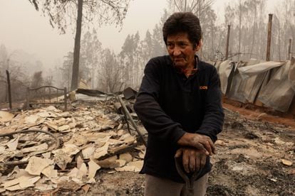 Un hombre se posa sobre escombros y destrozos ocasionados por un incendio en Santa Juana, Región del Biobío (Chile).