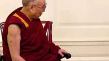 Barack Obama conversa con el líder espiritual tibetano, el Dalai Lama, durante la reunión que mantuvieron hoy en la Casa Blanca.