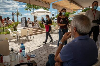El ambiente en la terraza de un restaurante del puerto de Gandía, en fase 1, el pasado día 11 de mayo.
