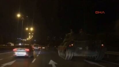 Un tanque se pasea por las calles de Ankara, grabado por un transeúnte