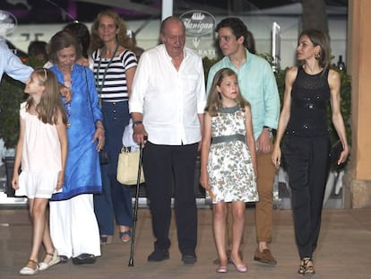 Don Juan Carlos y Do&ntilde;a Sof&iacute;a, con los Reyes, sus hijas, la infanta Elena y sus dos hijos, en Mallorca. 