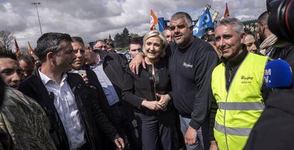 Marine Le Pen posa con algunos empleados de la firma Whirlpool frente a la f&aacute;brica de la compa&ntilde;&iacute;a en Amiens (Francia).