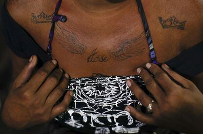 Angora muestra el tatuaje que lleva en el pecho con el nombre de su hermano José, asesinado en Honduras.