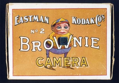 Envoltorio de la primera cámara Brownie, que se empezó a comercializar en 1900 a un precio de un dólar de la época.