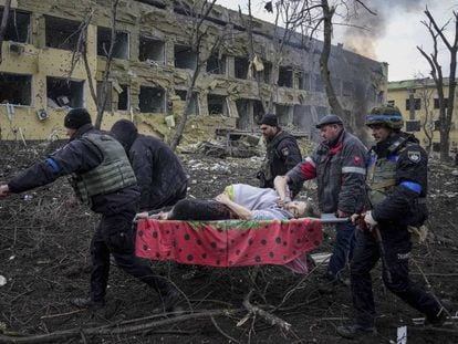 El bombardeo sobre un hospital materno-infantil de Mariupol, en imágenes