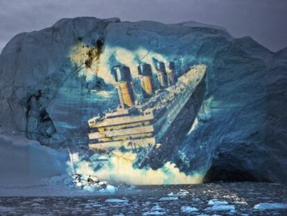 Imagen de la proyecci&oacute;n de prueba del Titanic sobre un iceberg en el Polo Norte, del artista suizo Gerry Hofstetter.