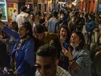Jóvenes tras el toque de queda en el centro de Madrid, este viernes. 